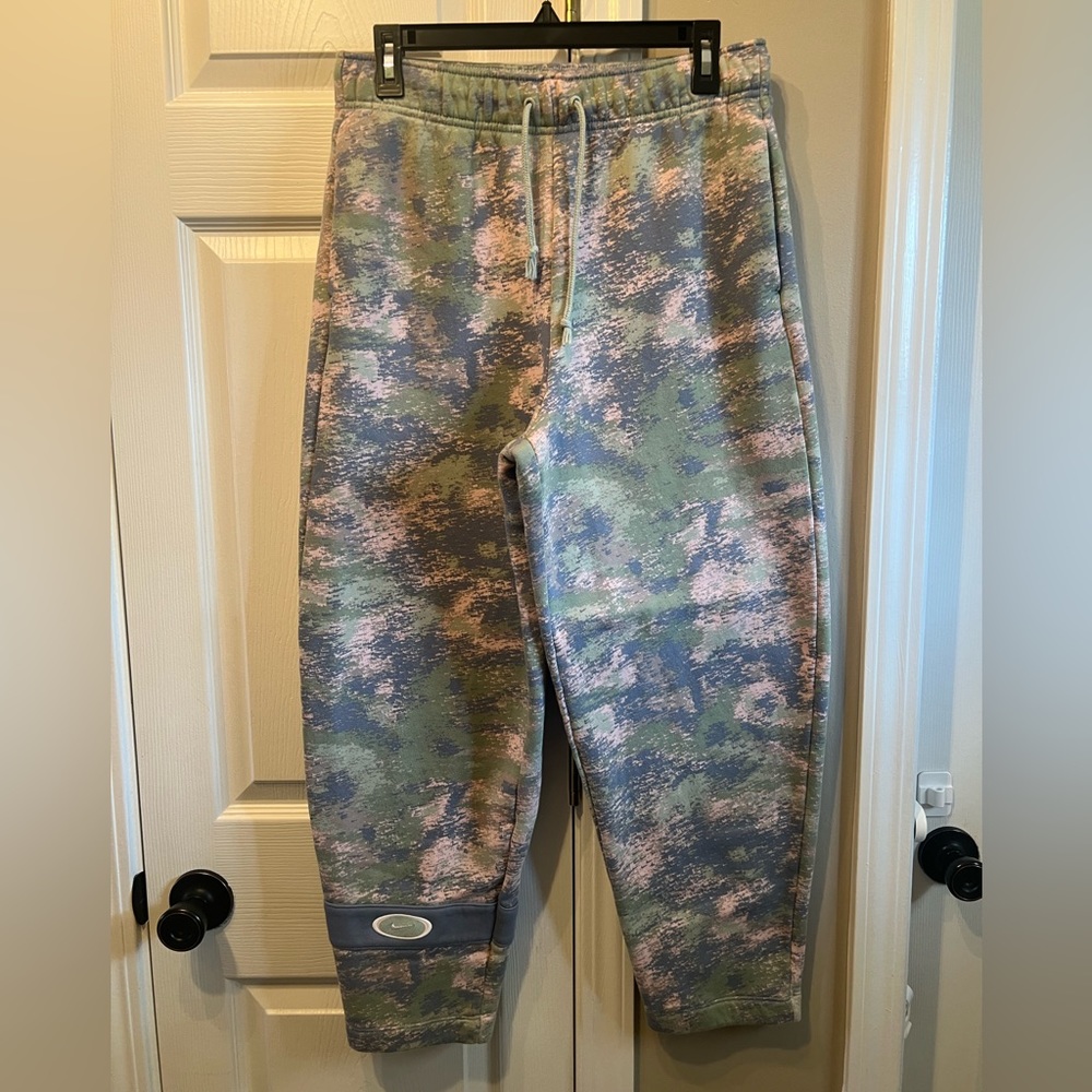 Women’s Nike cropped sweatpants size M